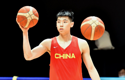 星空体育-新晋篮球之星崭露头角，实力堪比老将
