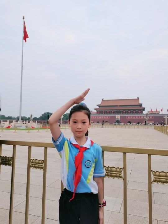 激动人心胜利场面，映衬冠军笑容