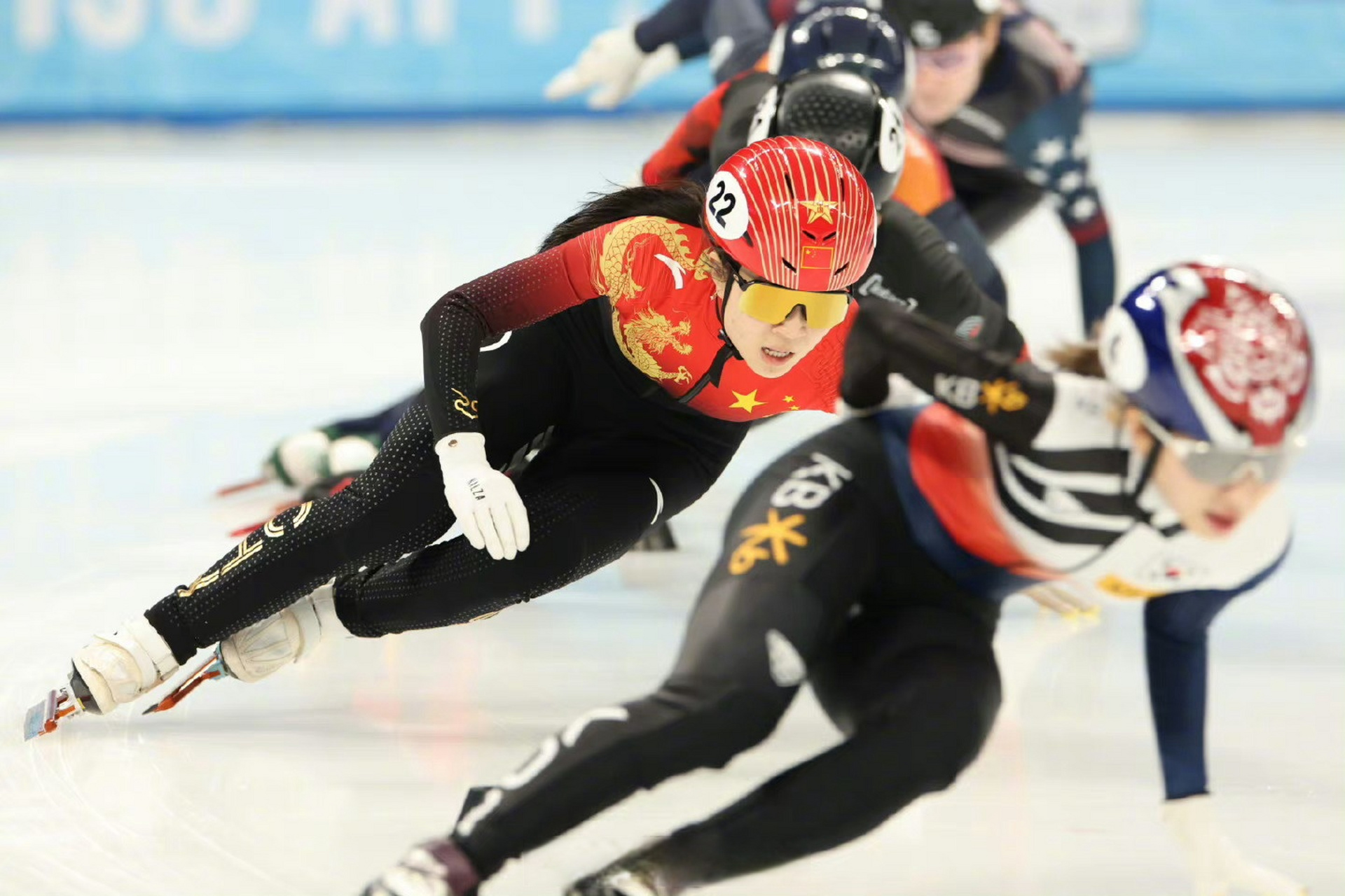 亚洲选手在短道速滑比赛中崭露头角