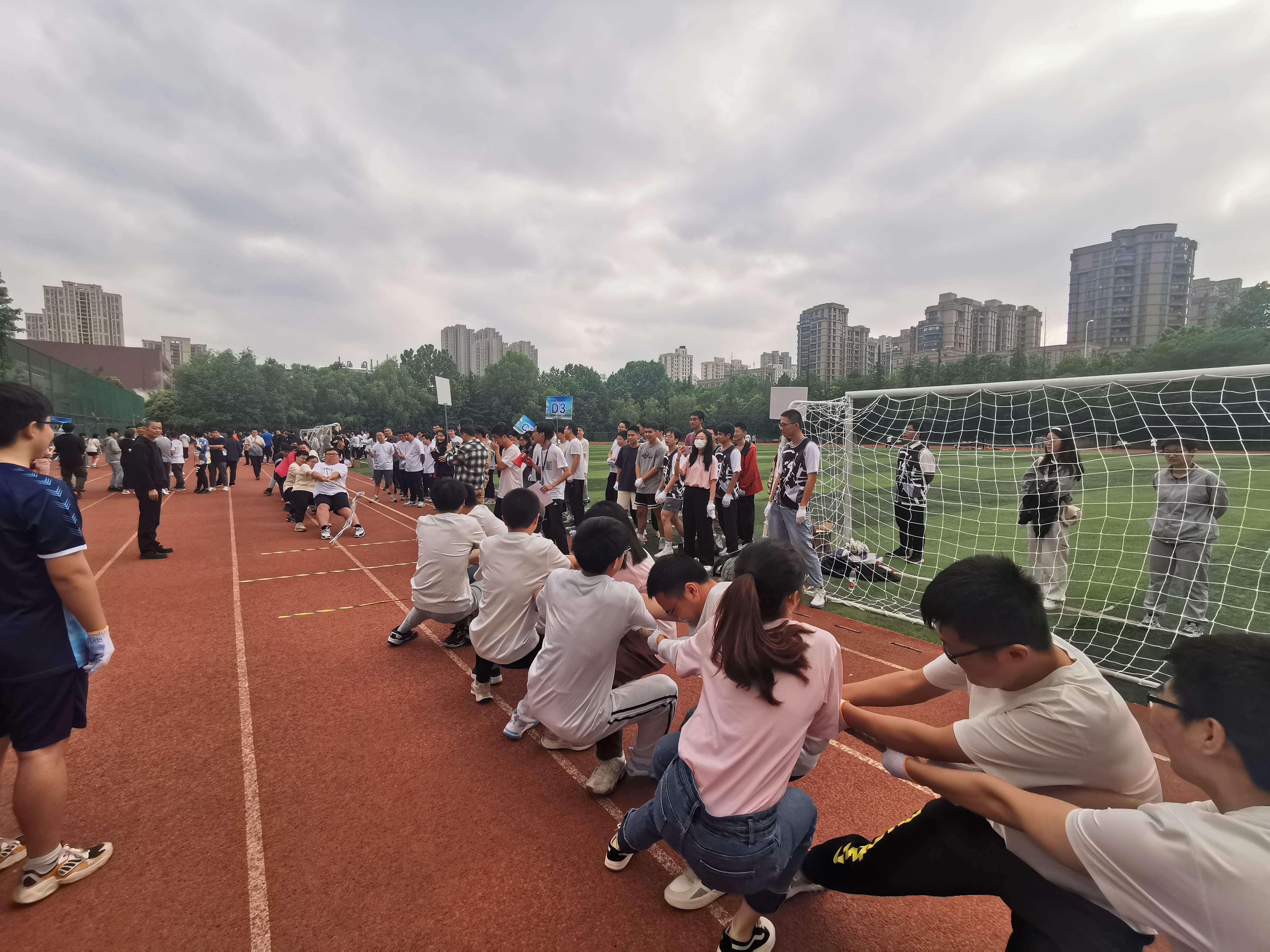 肉搏激战：中超球员斗志昂扬，场上争夺激烈