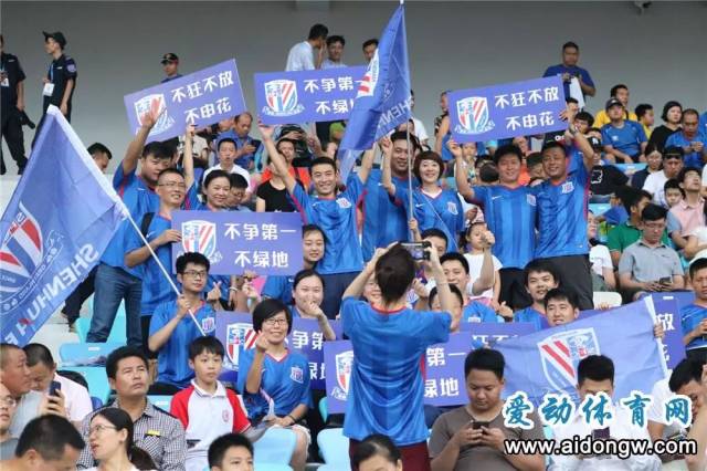 精彩足球对决吸引了众多球迷热情关注
